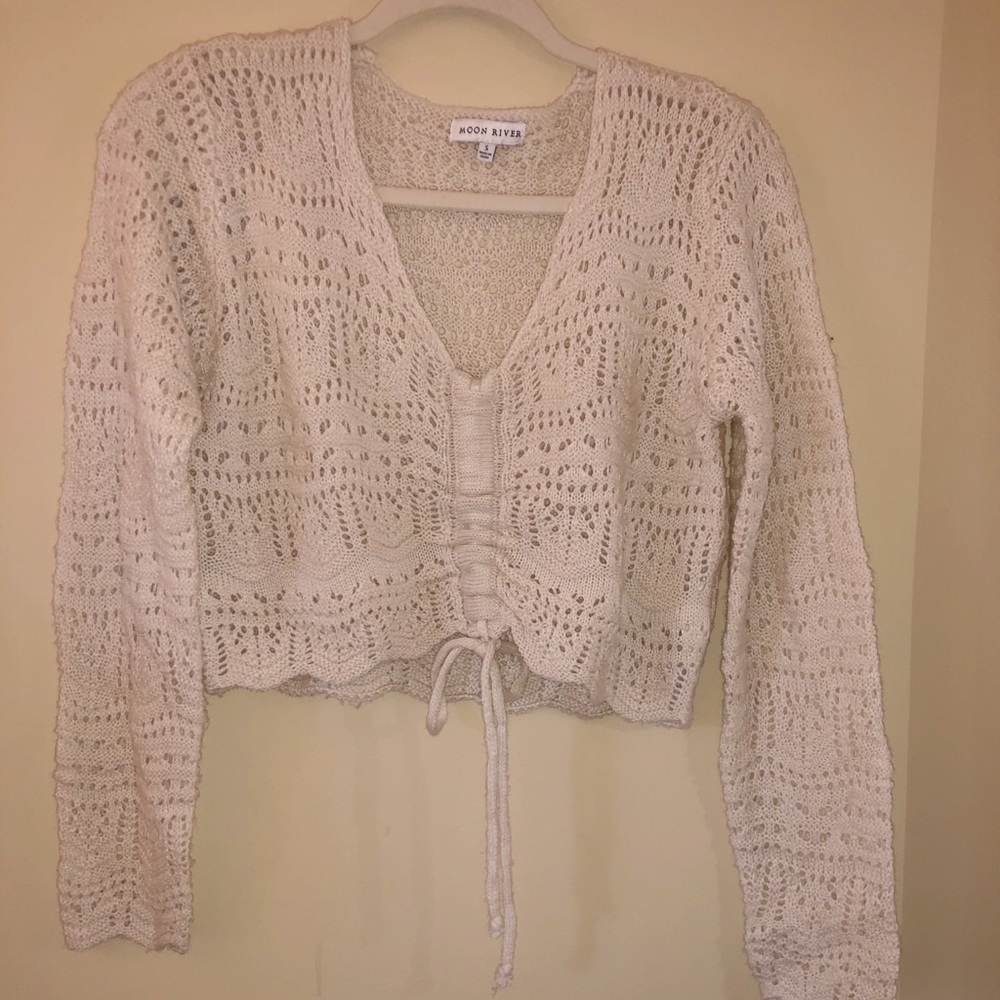 Cream knit cropped sweater top.